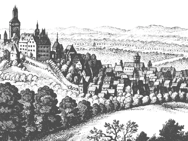 Kronberg von Südwesten: links auf dem Fels die Burg mit dem hohen Bergfried, darunter die ummauerte Stadt mit dichten Giebeldächern und einem Kirchturm, davor Obstbäume und Hänge, im Hintergrund die Kette des Taunus.
